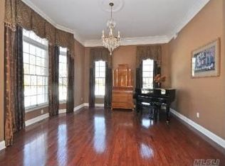 126 Elmwood Dr, Dix Hills, NY 11746