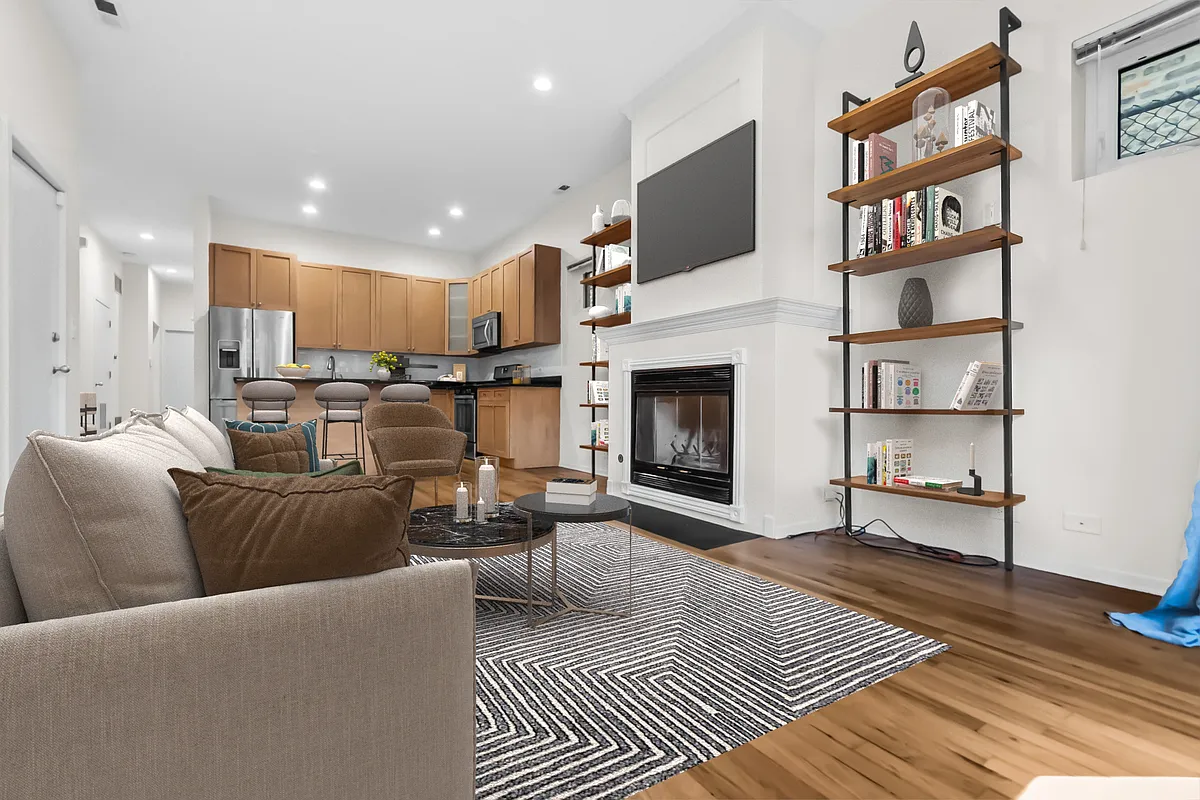 Building Photo - 1659 N Oakley Ave #1