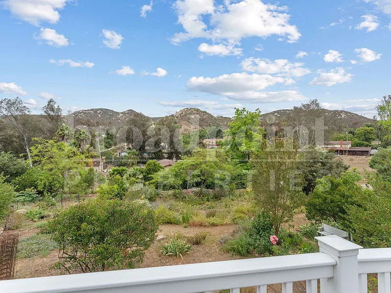 2113 Sleepy Hollow Rd — Photo 40