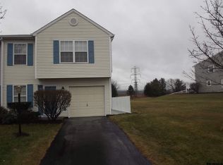 91 Bridgewood Ln, Watervliet, NY 12189