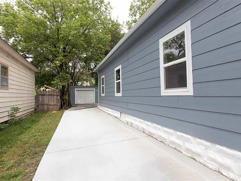 1903 N Jackson Ave — Photo 1