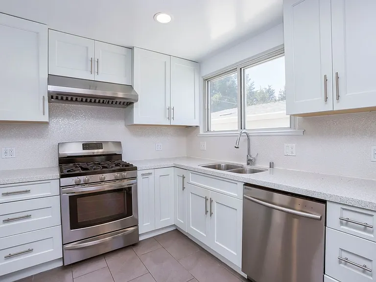 88 Canterbury Ave — Photo 10