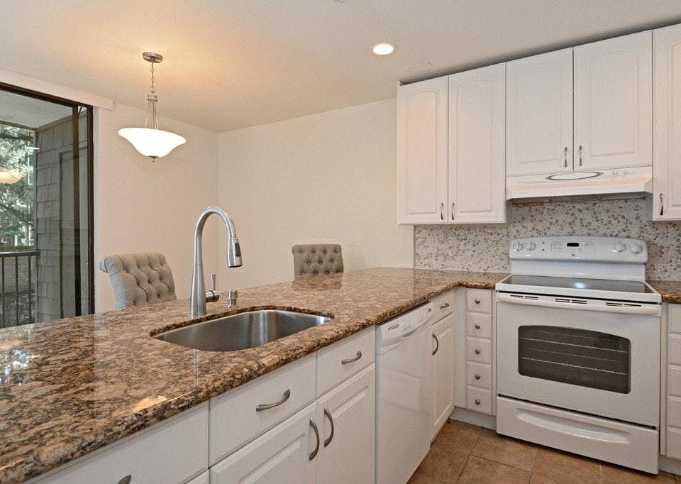Kitchen & Breakfast bar