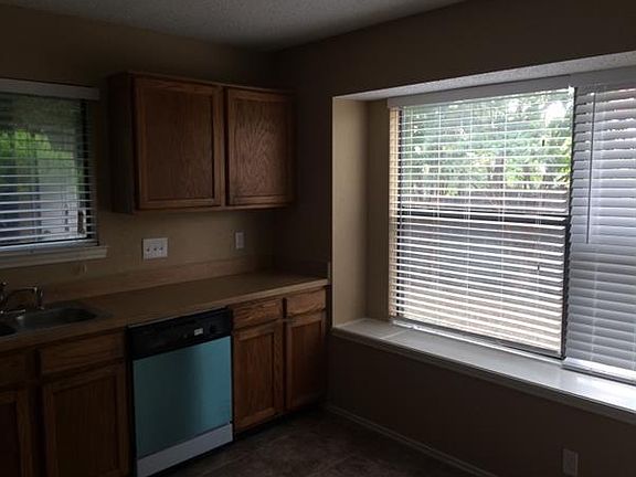3rd image of 926 E Elliott Dr