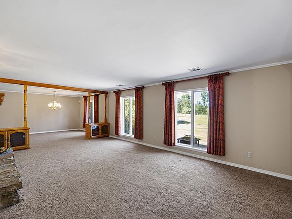 5th image of 493 Huckleberry Rd E