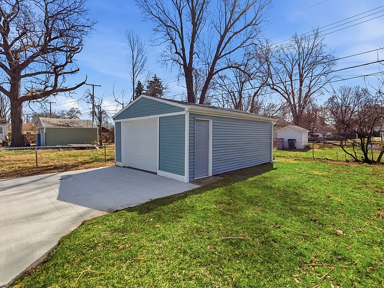 411 W Bernhard Ave — Photo 22