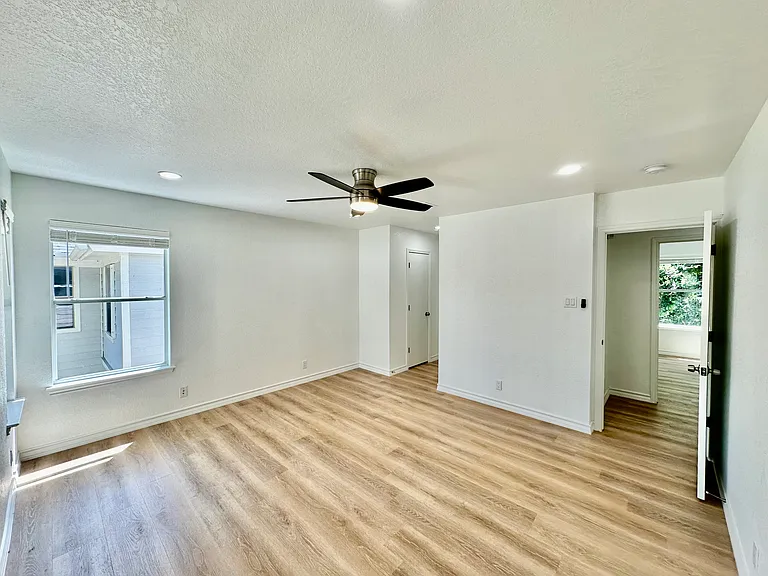 414 Hampton Cv — Photo 16