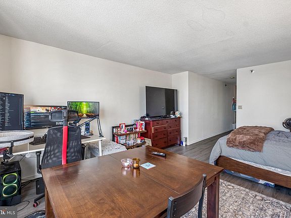 2nd image of 2020 Walnut St APT 28A