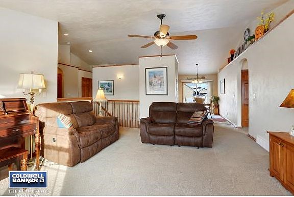 Living room w/vaulted ceilings