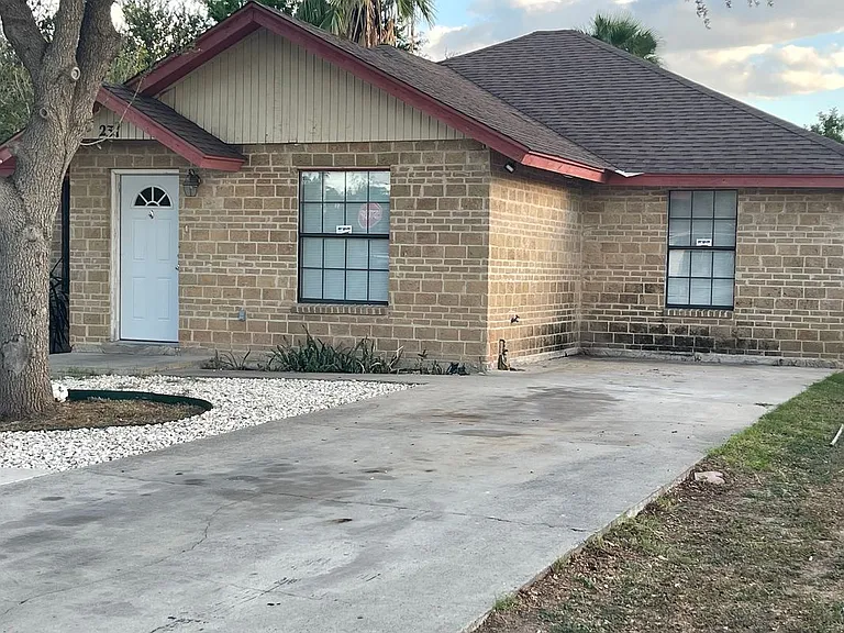231 Malaga Dr — Photo 2