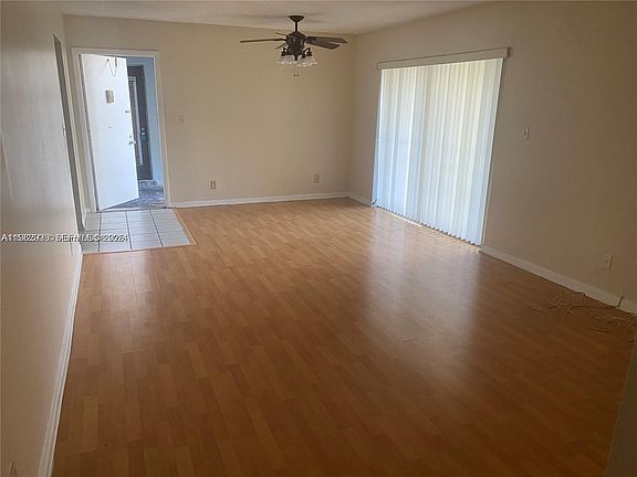 4th image of 335 W Laurel Dr APT 1M