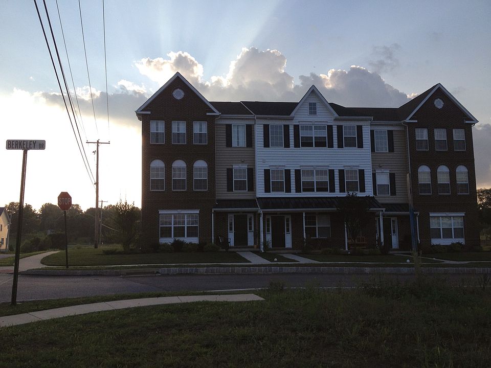2nd image of 2004 Berkeley Dr #M33