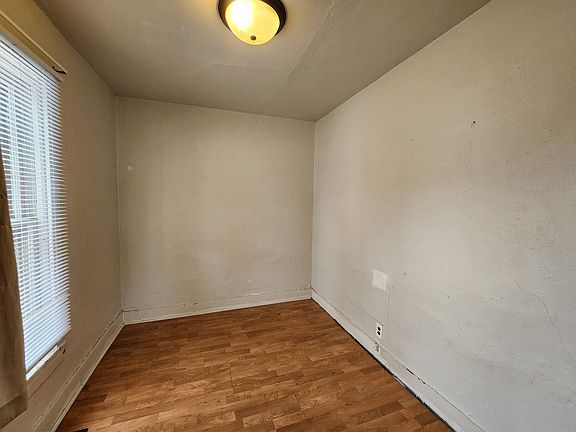 5th image of 403 9th Ave SW