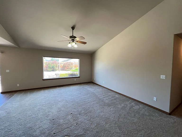 105 W Annie Pl — Photo 2