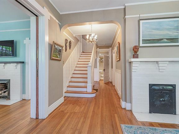 4th image of 484 Hampton Dr
