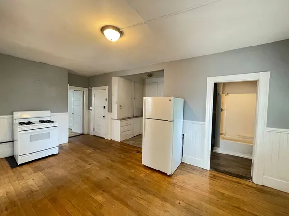 549 Somerville St APT 1, Manchester, NH 03103