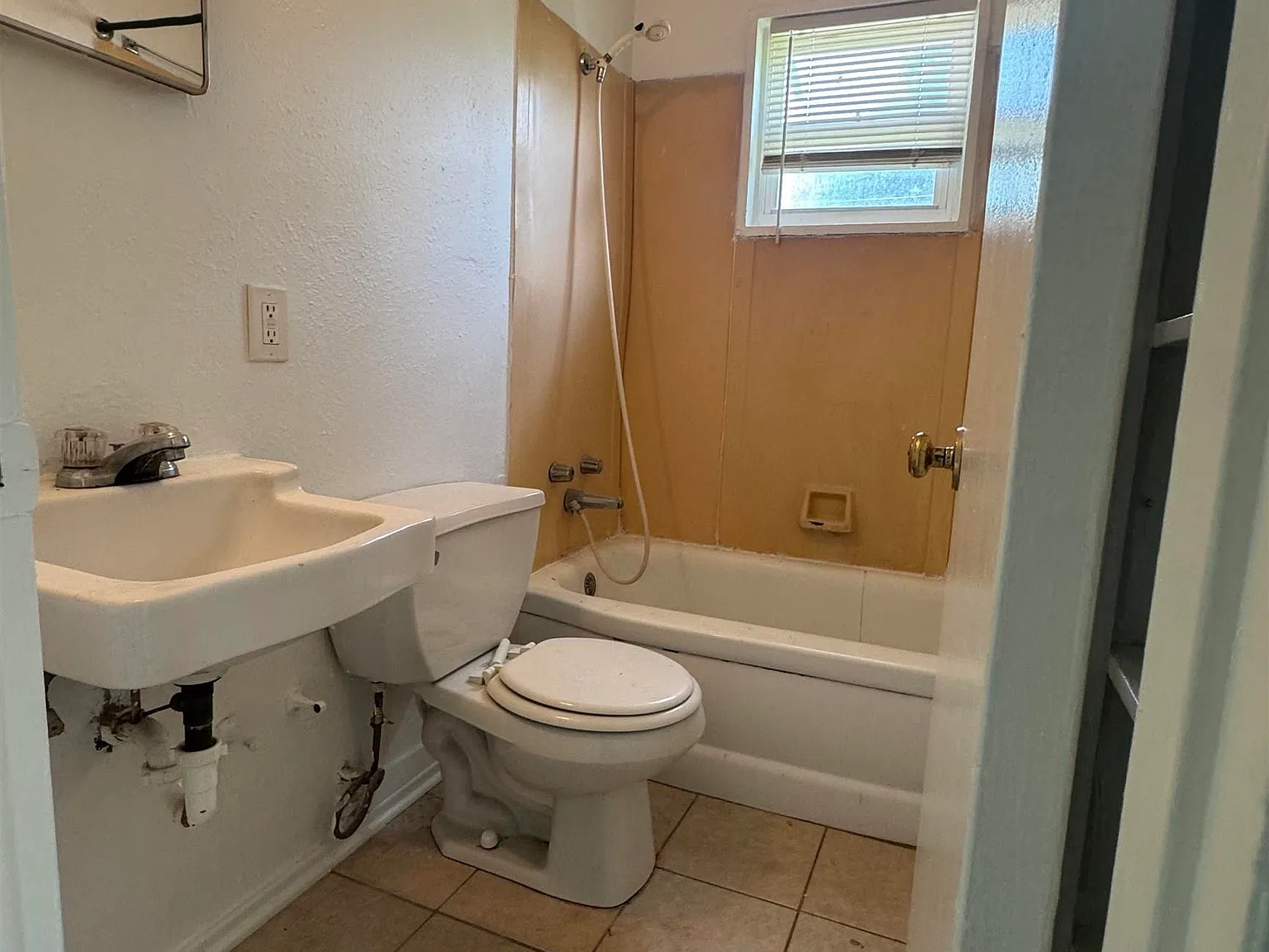 3 bed, 1.0 bath, 864 sqft, $1,100 — Photo 4