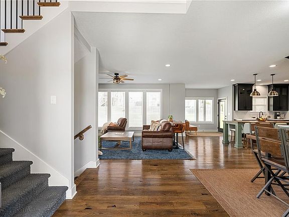 2nd image of 513 NE Lyndonwood Dr