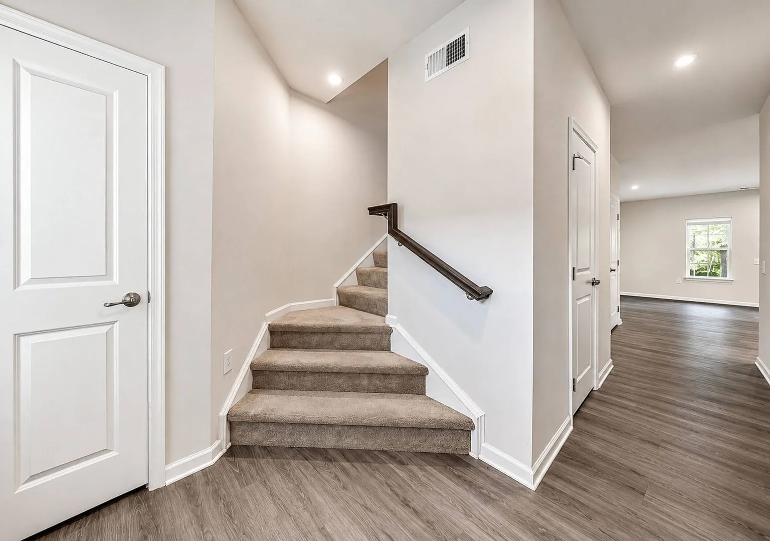 Like New Townhome! — Photo 2