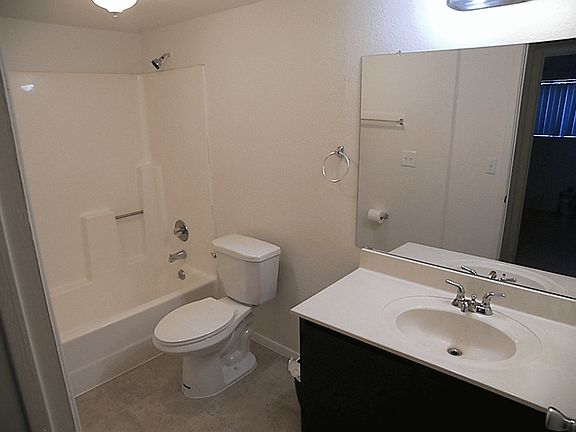 3rd image of 1107 E University Dr