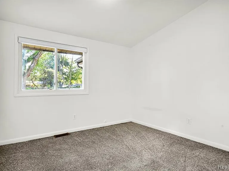 23031 Eastwood St — Photo 13