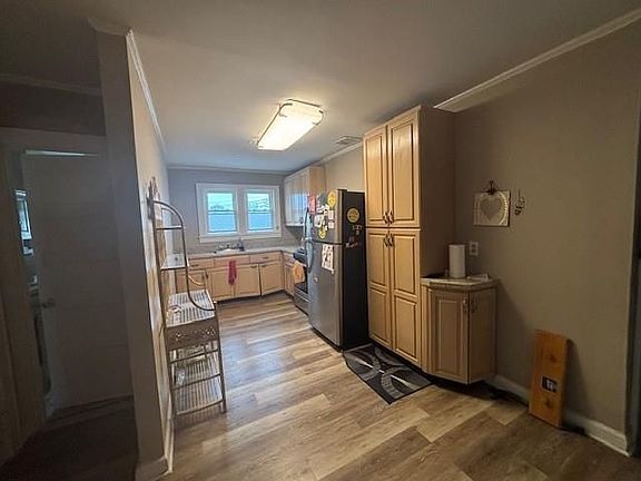 3rd image of 305 Waldo St