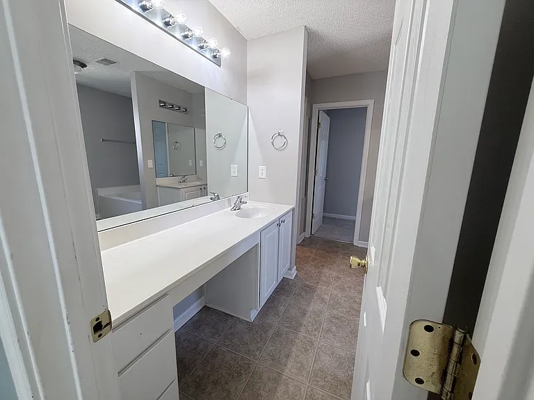 1026 Village Green Ln — Photo 37