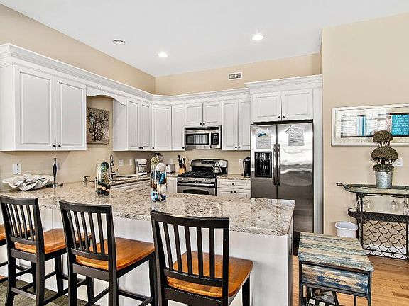 4th image of 104 36th St Unit 201