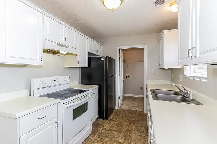 4 bed, 2.0 bath, 1327 sqft, $1,595 — Photo 3