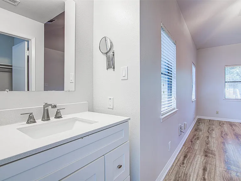 311 W Mary St — Photo 11