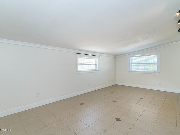 4th image of 3233 Red Oak Dr