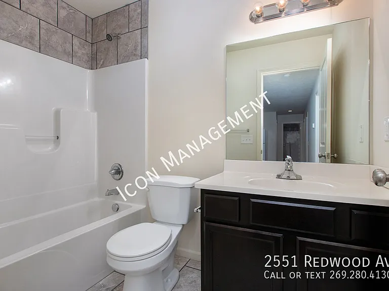 2551 Redwood Ave — Photo 12