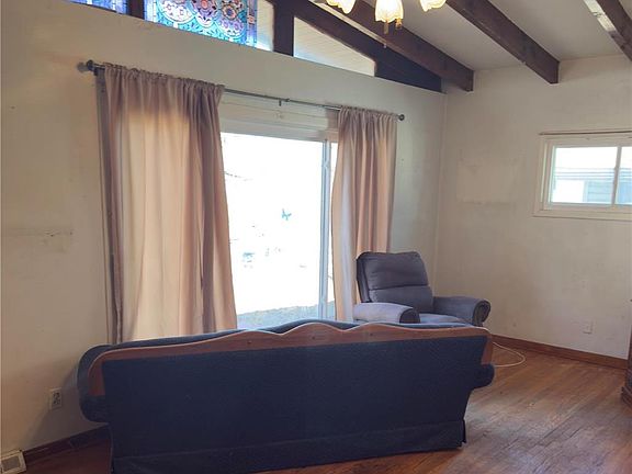 4th image of 806 Marion Pl