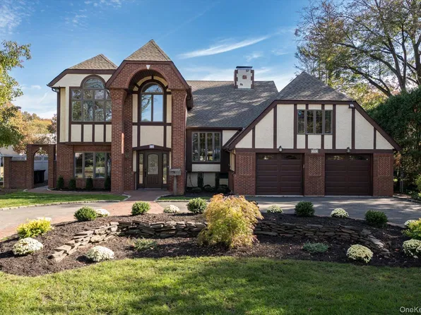 74 Oriole Way, Westbury, NY 11590
