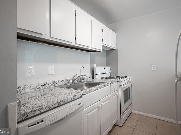 5th image of 2525 Huntington Ave #18