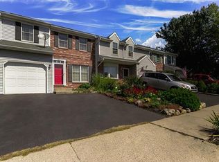 207 Village Walk Dr, Macungie, PA 18062