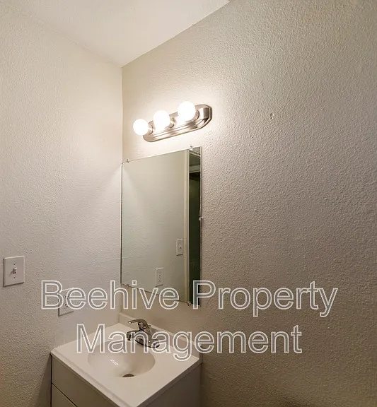1040 N 28th St #8 — Photo 10