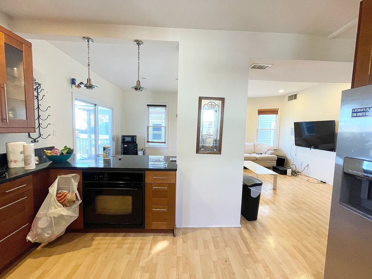 Building Photo - 7 Iroquois St #2L