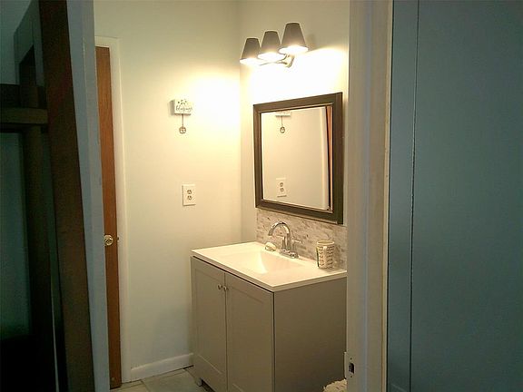 3rd image of 624 NW 13th St #222