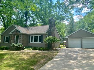6121 W Higgins Lake Dr, Roscommon, MI 48653