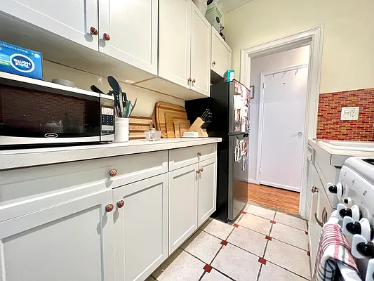 Rented by SERHANT. | media 22