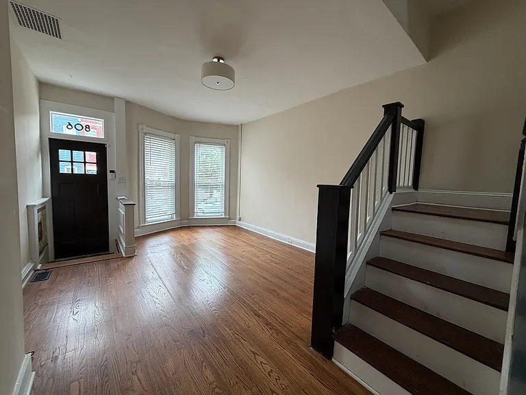 806 Wellington St — Photo 2