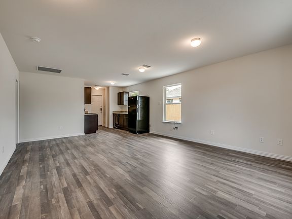 4th image of 332 Coyol St