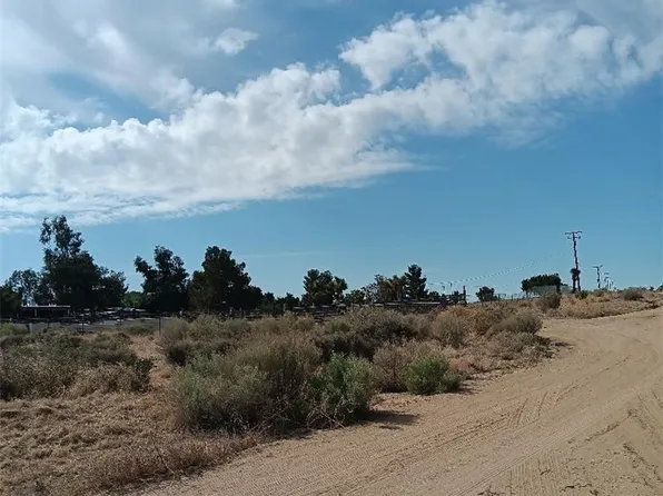 6727 Coyote Rd, Phelan, CA 92371