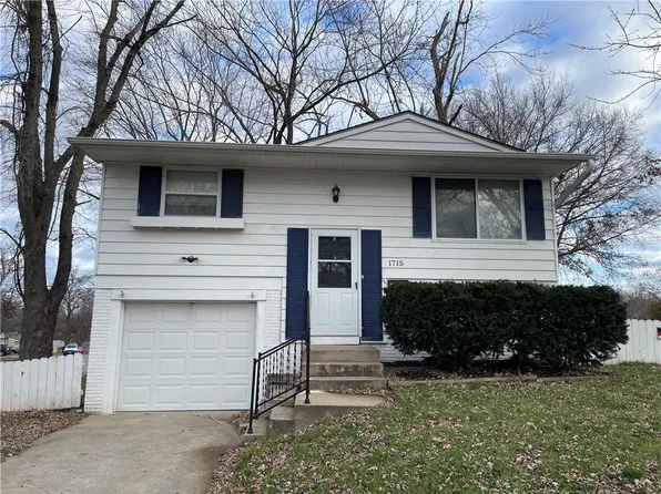 1715 Viking Dr, Independence, MO 64058