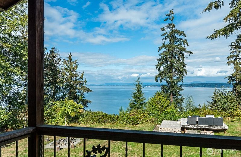 3rd image of 2681 S East Camano Dr