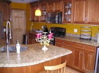 19 Berkshire Rd, Merrick, NY 11566