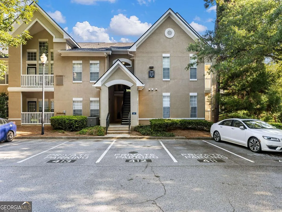 3 bed, 2.0 bath, $2,400 — Photo 2