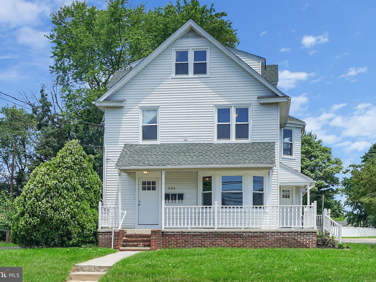 2 bed, 1.0 bath, 1200 sqft, $1,800 — Photo 1