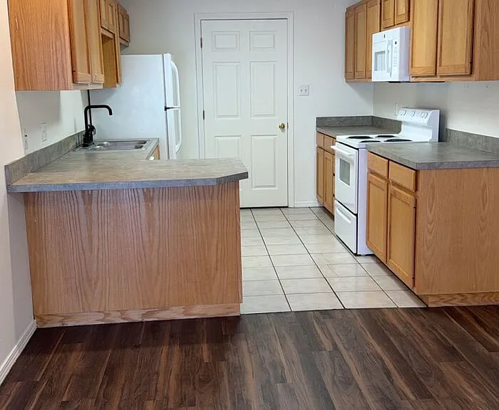 812 S Elgin Ave #4 — Photo 3